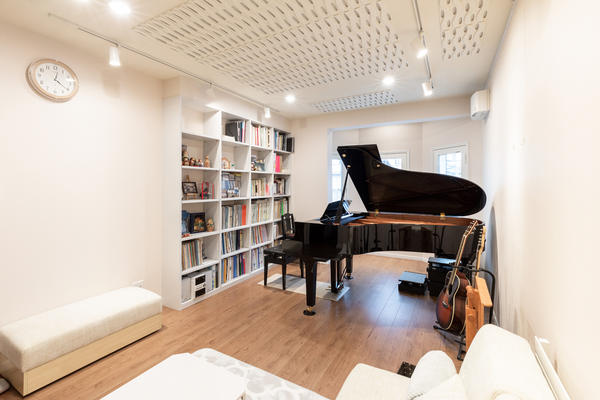 楽譜もスッキリきれいに収まる書棚。グランドピアノが映える壁や床もお気に入り